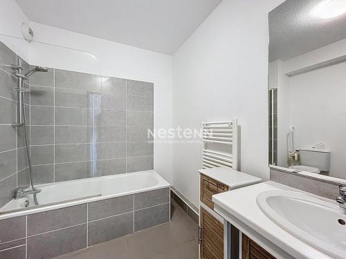une salle de bain avec une baignoire et un lavabo dans l'établissement 3497-Appartement aux normes handicapés avec Piscine, à Argelès-sur-Mer
