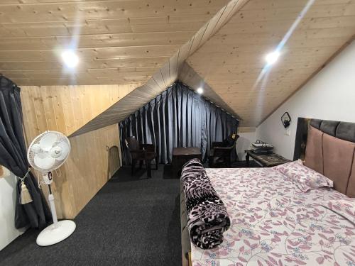 Ένα ή περισσότερα κρεβάτια σε δωμάτιο στο Zikra HomeStay