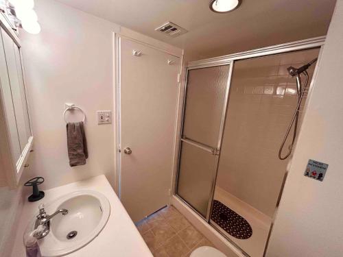 un bagno con doccia e lavandino di Coral Castaway-Block from Ocean Casino & Waterpark ad Atlantic City