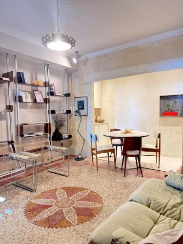 un salon avec un canapé et une table dans l'établissement Maison De La Major, à Arles