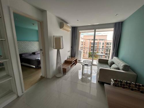 Un pat sau paturi într-o cameră la Atlantis Condo Resort Pattaya