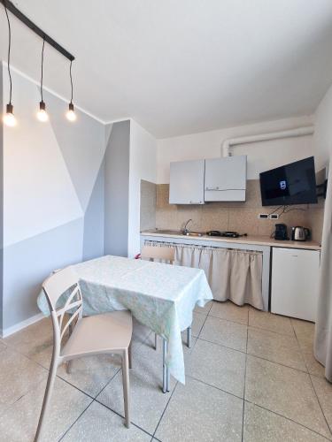 a kitchen with a table and chairs in a room at Casa Vacanze da Flora in Atessa