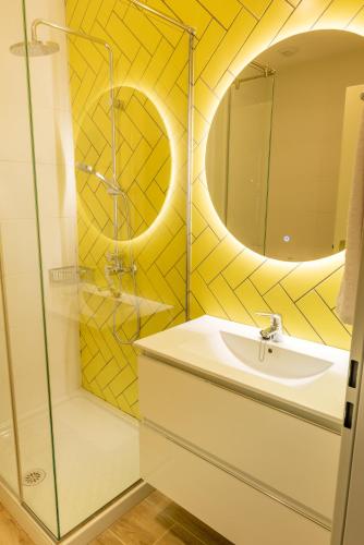 a bathroom with a sink and a mirror at E4 - Estudio La Orotava in La Orotava