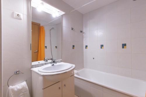 Ένα μπάνιο στο Rentalmar Gavina d'Or Apartamentos