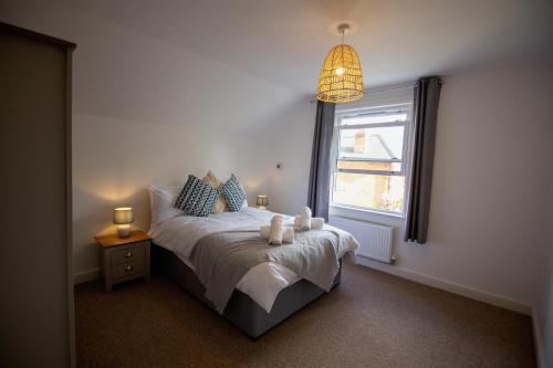 une chambre avec un lit avec deux ours en peluche dessus dans l'établissement Hilltop Apartments, à Salisbury