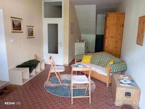 Area soggiorno di villa Cretaccio Arco,bilocale in casa di campagna a 5 Min dal lago con deposito bici e attrezzatura