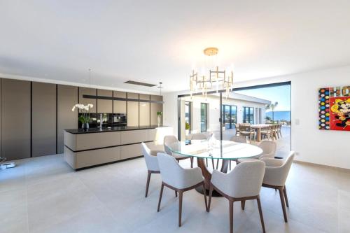 une cuisine et une salle à manger avec une table et des chaises dans l'établissement Villa Dream Cannes, à Cannes