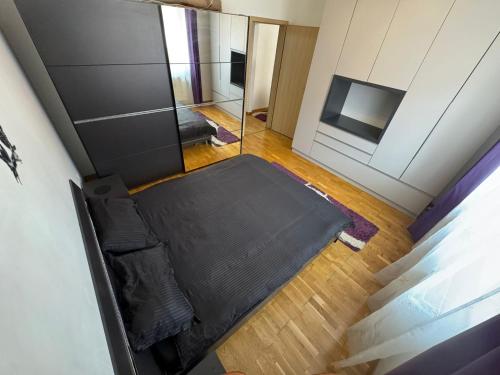 an overhead view of a room with a bed and a television at Tivoli 2 in Giroc