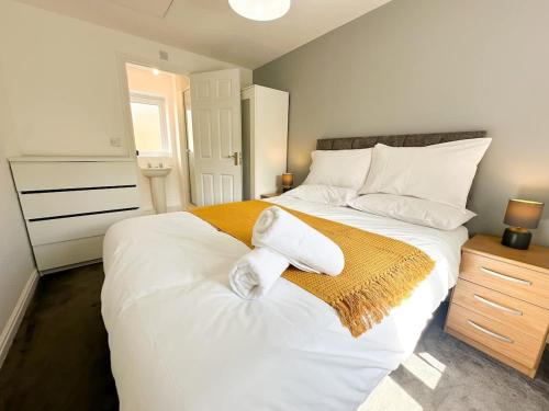 Postel nebo postele na pokoji v ubytování Newman House by Blue Skies Stays