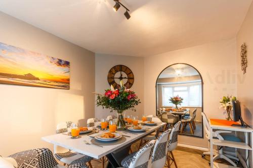 a dining room with a table and chairs at Pet-Friendly Coastal Home by Adliv in Broadstairs