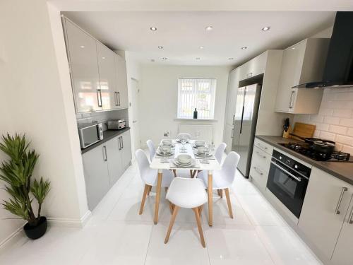 Η κουζίνα ή μικρή κουζίνα στο Malvern House by Blue Skies Stays