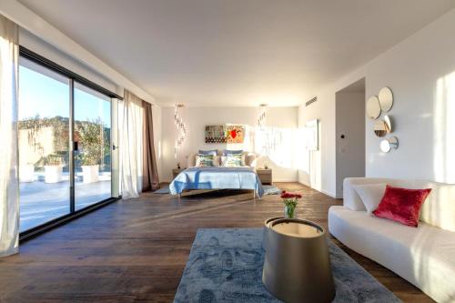un salon avec un lit et un canapé dans l'établissement Villa Dream Cannes, à Cannes