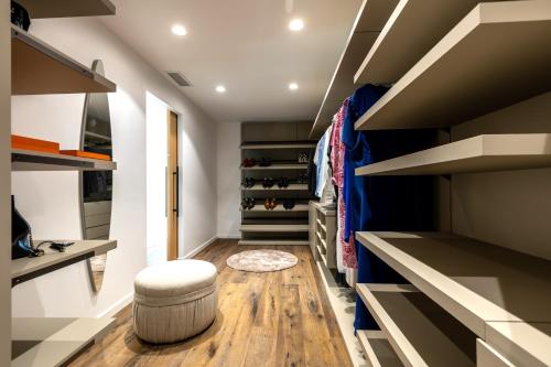 - un dressing avec un tabouret dans l'établissement Villa Dream Cannes, à Cannes