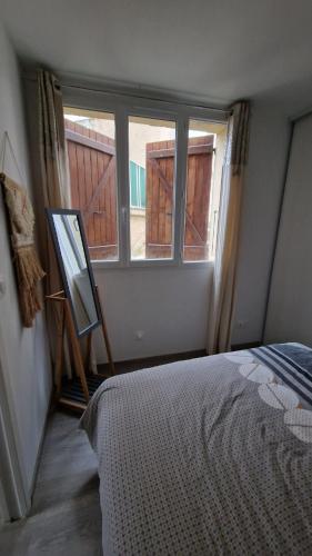 une chambre avec un lit et une fenêtre dans l'établissement Appartement Village, à Santo-Pietro-di-Venaco