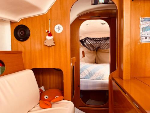 Surfbird Cozy Sailboat Escape