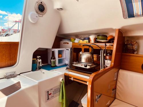 una cocina en la parte trasera de un barco en Surfbird Cozy Sailboat Escape, en Lisboa
