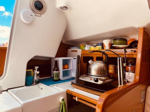 cocina con fregadero y hervidor de agua en Surfbird Cozy Sailboat Escape, en Lisboa
