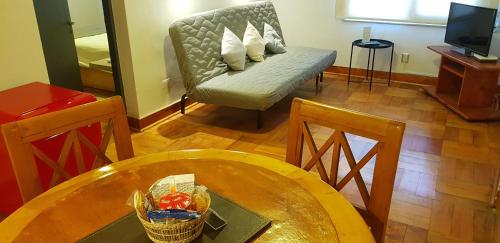 a living room with a table and a couch at ELDEPTO Parque Bustamante in Santiago