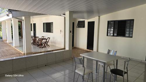 a dining room with a table and chairs at Quarto individual solteiro in Campo Grande