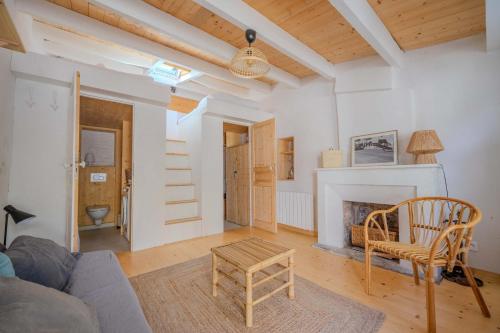 un salon avec un canapé et une cheminée dans l'établissement Le Chant des Venelles - Maison & son annexe, aux Portes