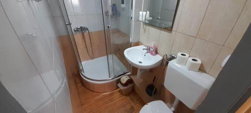 Un baño de Mahala Apartments - Free Garage