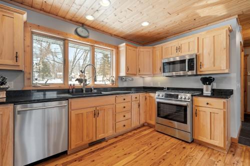 Η κουζίνα ή μικρή κουζίνα στο Maple Lake Chalet