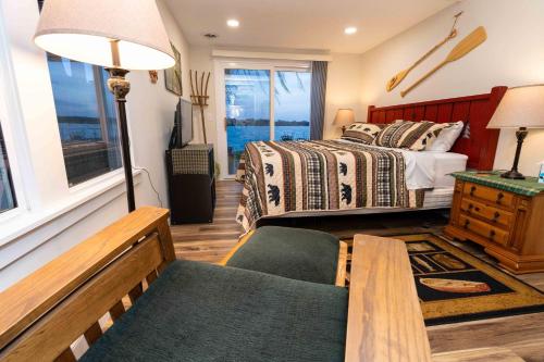 Katil atau katil-katil dalam bilik di Waters Edge Retreat