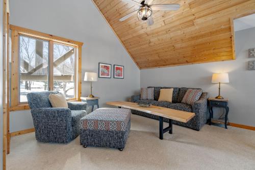 Χώρος καθιστικού στο Maple Lake Chalet