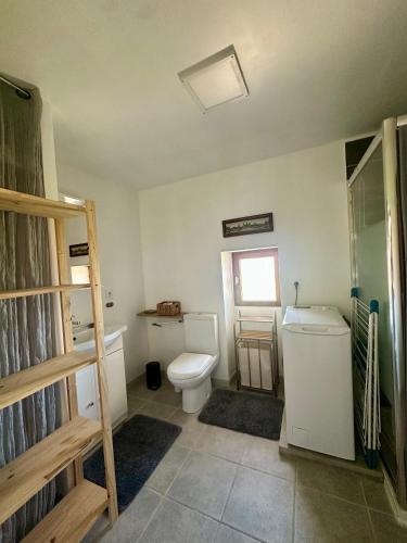 Elle comprend une petite salle de bains pourvue de toilettes et d'une fenêtre. dans l'établissement Casa Orsu vue panoramique, à Poggio-dʼOletta