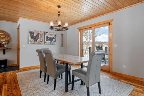 Χώρος καθιστικού στο Maple Lake Chalet