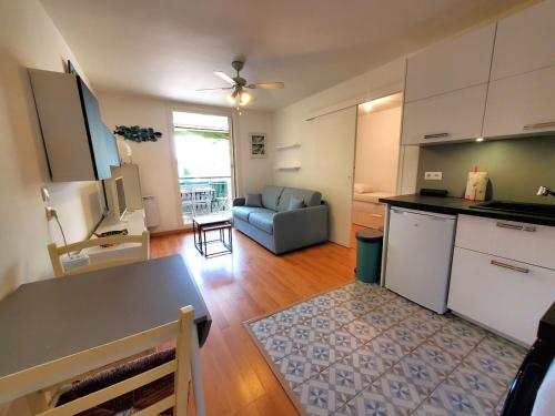 une cuisine et un salon avec une table et un canapé dans l'établissement Vacances aux Sablettes - à 500 m de la plage, à La Seyne-sur-Mer