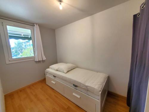 une petite chambre avec un lit et une fenêtre dans l'établissement Vacances aux Sablettes - à 500 m de la plage, à La Seyne-sur-Mer