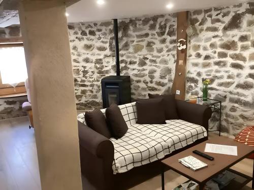 a living room with a couch and a table at Appartement de charme Saint-Romain in Saint-Romain