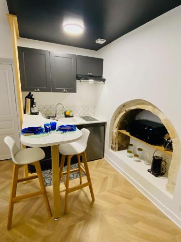Kuchyň nebo kuchyňský kout v ubytování Le Studio Haslay SERAUCOURT en plein cœur de ville de BOURGES - Charme de l ancien et confort contemporain