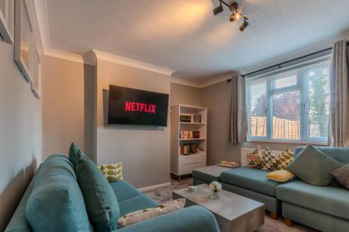 a living room with a blue couch and a table at Pet-Friendly Coastal Home by Adliv in Broadstairs