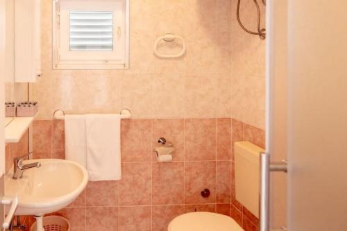 łazienka z toaletą i umywalką w obiekcie Apartments with parking spaces Povljana, Pag - 233 w mieście Povljana