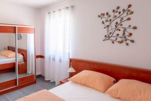 sypialnia z łóżkiem i zegarem na ścianie w obiekcie Apartments with parking spaces Povljana, Pag - 233 w mieście Povljana