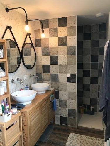 une salle de bain avec deux lavabos et une douche dans l'établissement Maison a Changé, à Changé