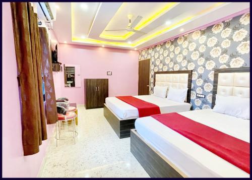 Postel nebo postele na pokoji v ubytování Fully Air Conditioning Hotel # SRP, Puri,Near sea Beach and Jagannth Temple -wi-fi and UPI Payment Accepted And Parking Facilities -BEST HOTEL IN PURI