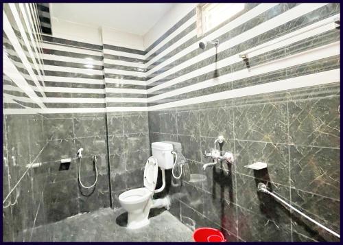 Koupelna v ubytování Fully Air Conditioning Hotel # SRP, Puri,Near sea Beach and Jagannth Temple -wi-fi and UPI Payment Accepted And Parking Facilities -BEST HOTEL IN PURI