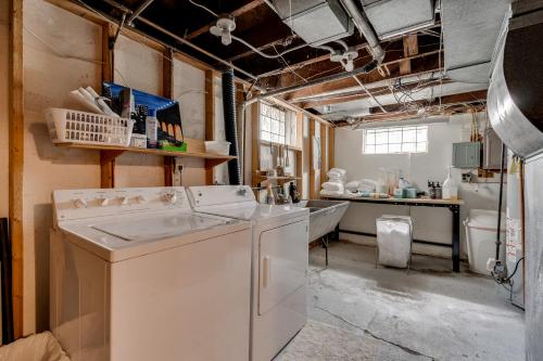 a kitchen with a washer and dryer in a room at Grand Residence in Saint Paul
