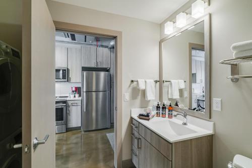 una cocina con fregadero y frigorífico en Sable 602 - Alcove, en Minneapolis