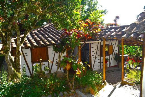 a small house with a garden in front of it at Hotel La Casa de Francois in San Agustín