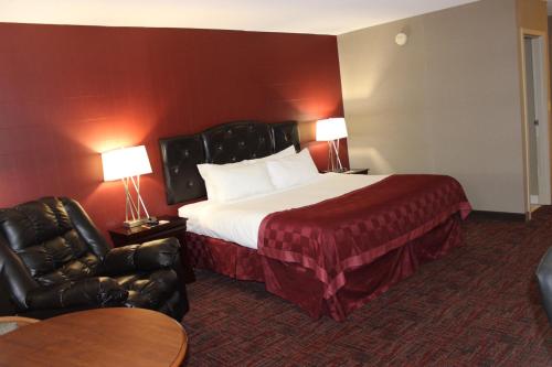 Postel nebo postele na pokoji v ubytování Ramada by Wyndham Grand Forks