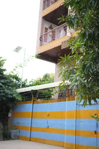 El edificio en el que está la habitación en casa particular