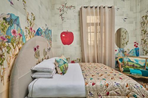 a bedroom with a bed with an apple on the wall at Beit Tamanna Guesthouse in Beirut