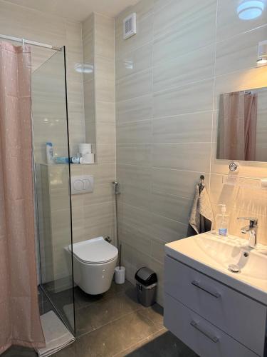 Un baño de LG Apartman Siófok