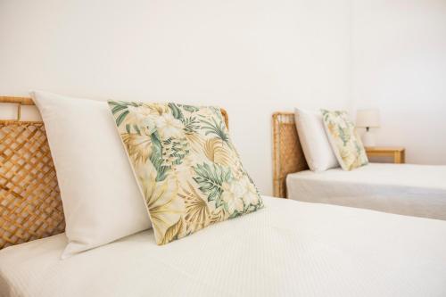 ein Schlafzimmer mit einem Bett und einem Kissen darauf in der Unterkunft Green House Beach Side Oasis in Vila Baleira