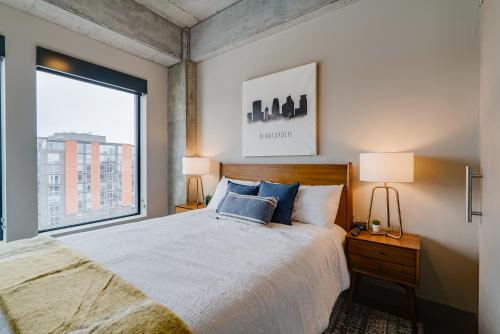 Un dormitorio con una cama y una ventana grande. en Sable 703 - Alcove, en Minneapolis