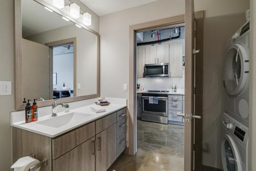 Un baño con lavabo y un espejo grande. en Sable 703 - Alcove, en Minneapolis